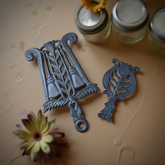 Vintage Wilton Cast Iron Trivets — Set of 2 Decorative Kitchen Hot Pads — Floral - Picture 1 of 4